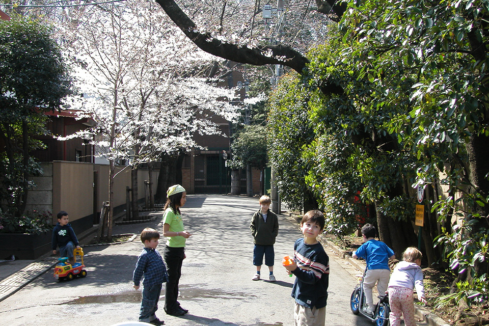 ビレッジ内の私道で遊ぶ子供たち