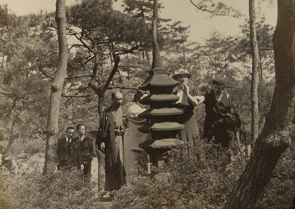 石灯籠に触れてみるヘレンケラー